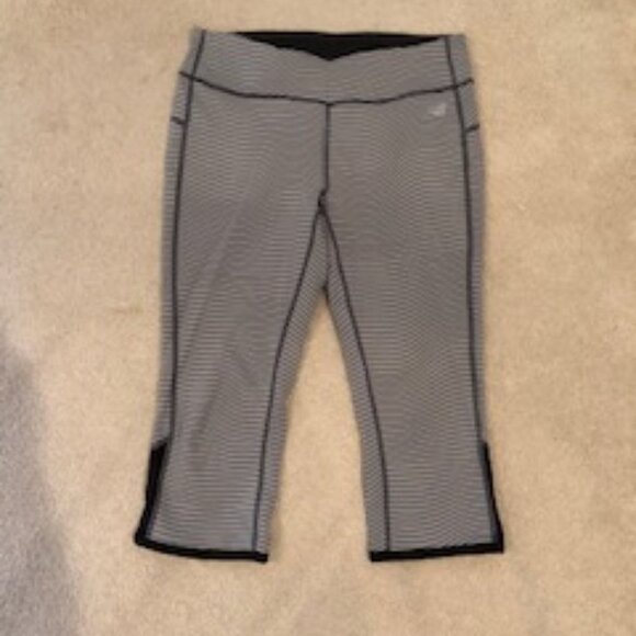 New Balance Achieve Reversible Mid Rise Crop Leggings in Stripes/Solid Gray Sz L - Picture 1 of 7